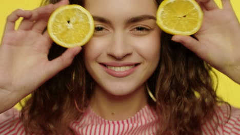 Woman-having-fun-with-lemon-slices