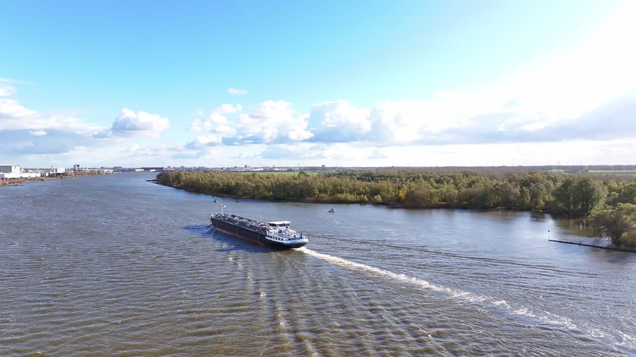 배는 강을 항해하여 물 표면에 부드러운 파동을 만니다.