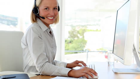 una mujer de negocios hablando con alguien en sus auriculares.