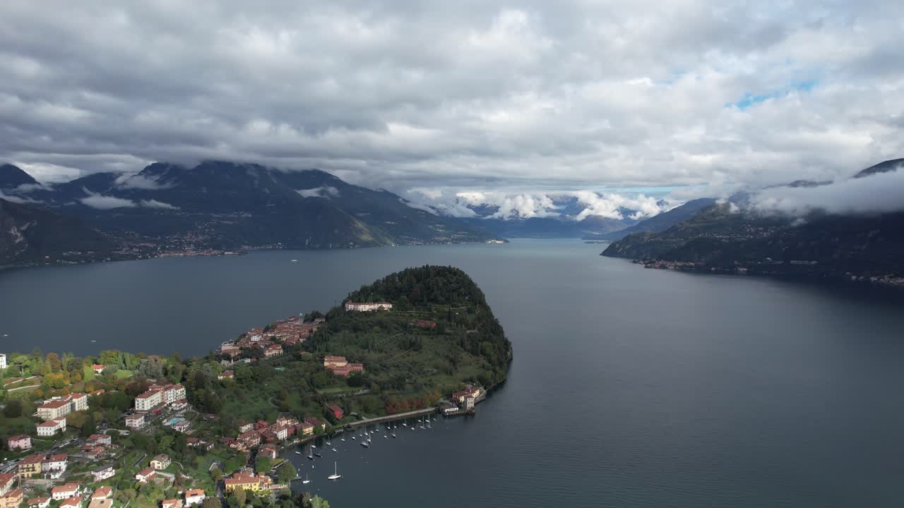 이탈리아 코모 호수 에 있는 벨라지오 마을 위 를 날아다니고 있다