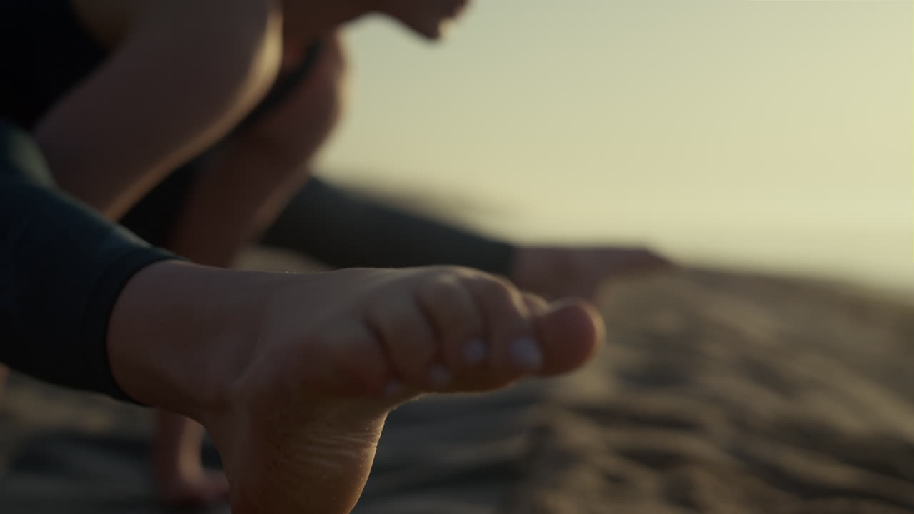niña yogui practicando la posición de la grúa de pie sobre las manos. mujer entrenando bakasana.