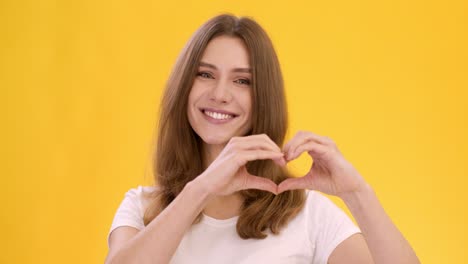 mujer haciendo forma de corazón con las manos