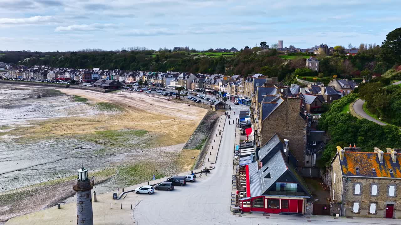 Vue aérienne du village côtier français de Cancale lors d'une matinée à marée basse.