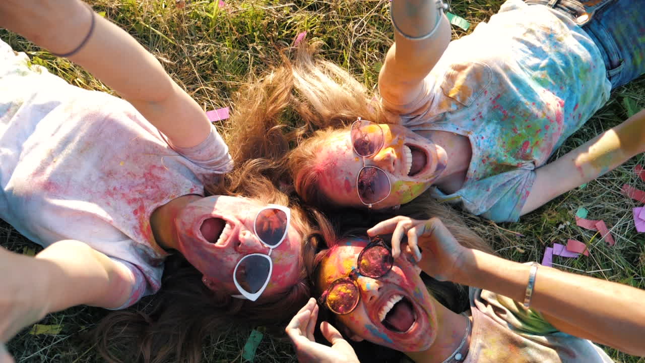amigos celebrando el festival de holi