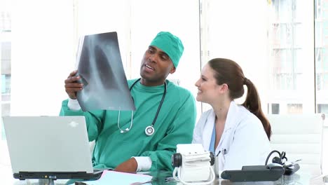 médicos concentrados examinando una radiografía