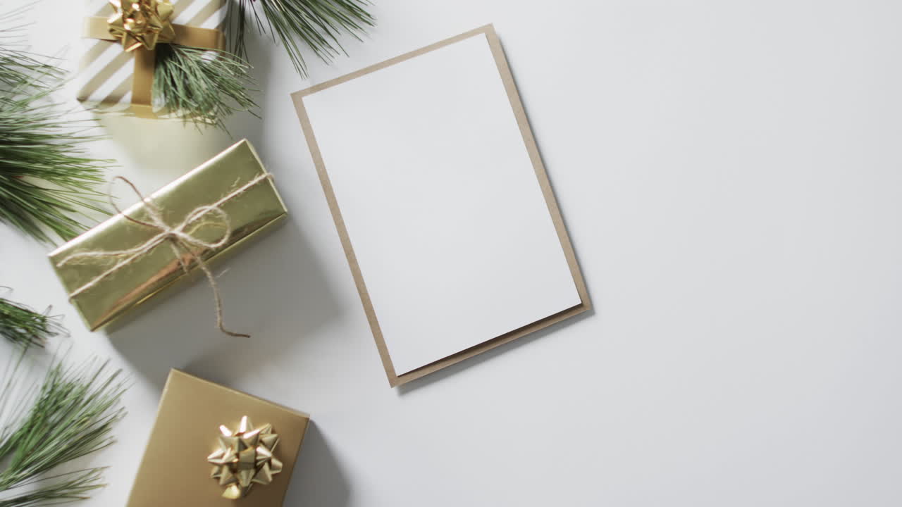 video de regalos de navidad, decoraciones y papel con espacio de copia en fondo blanco