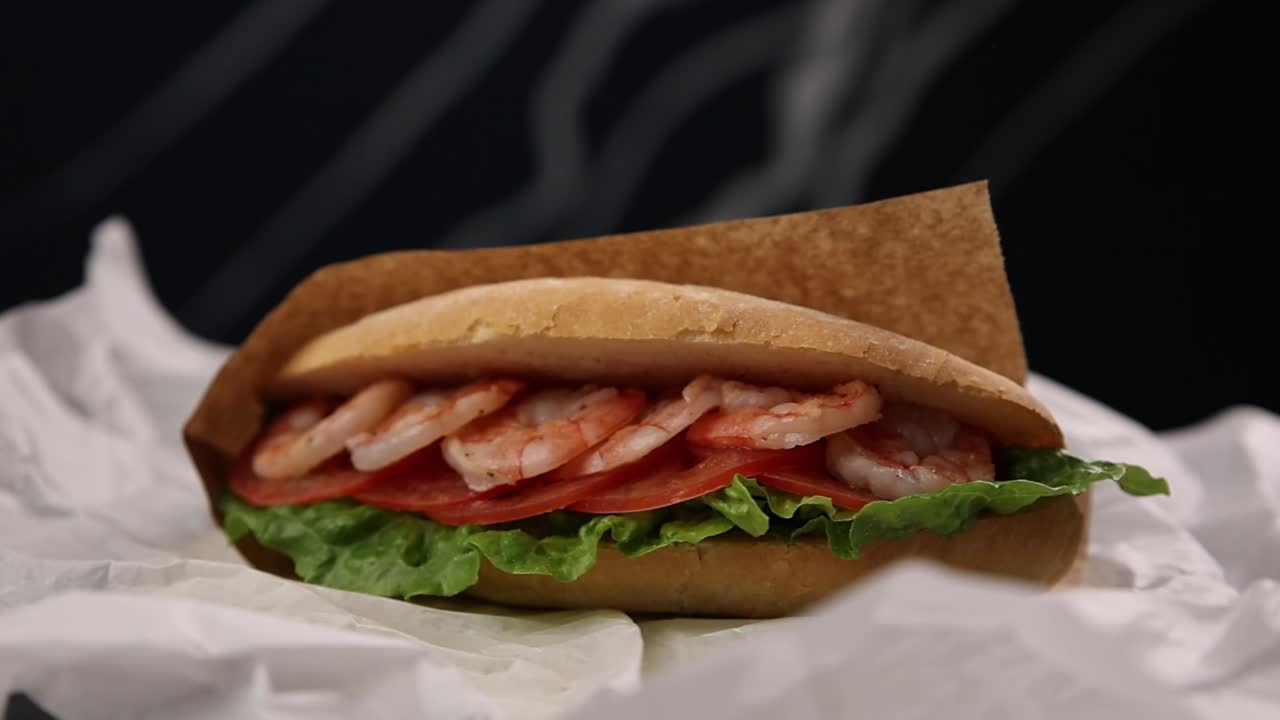Panino con gamberetti su carta