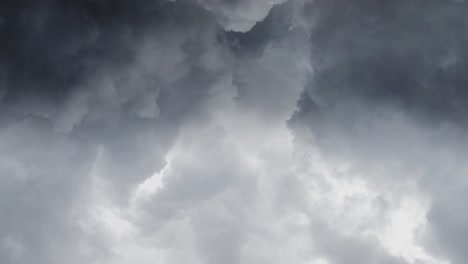 Blick-Auf-Dicke-Wolken-Und-Sturm-Am-Dunklen-Himmel