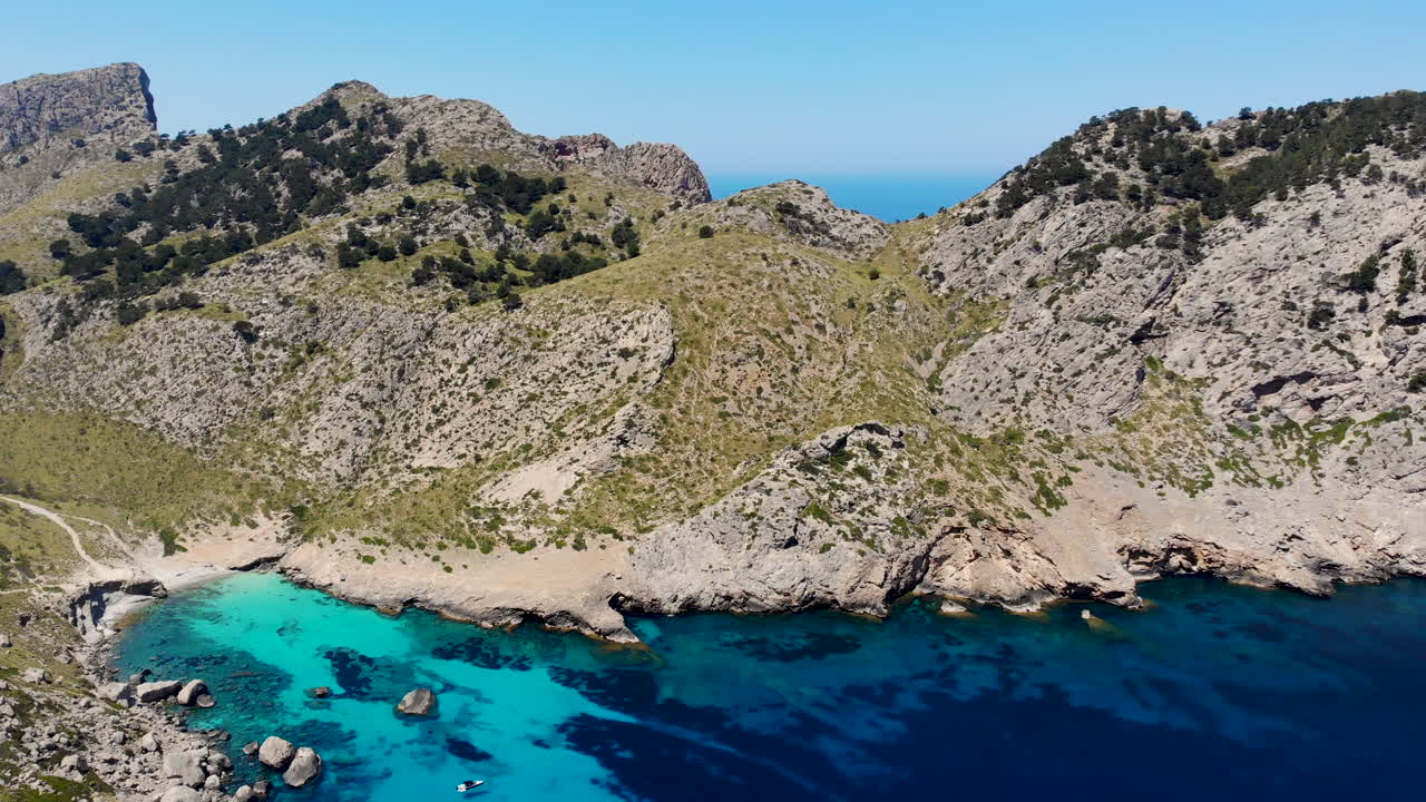 el elevador aéreo muestra una cala prístina con agua azul en la costa rocosa de mallorca