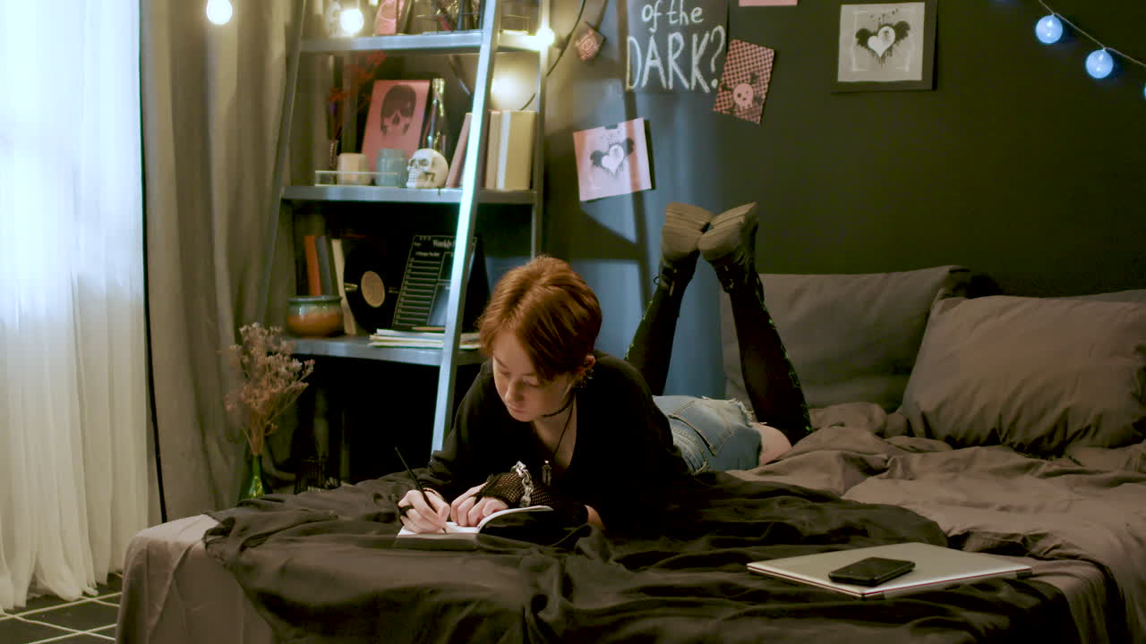 chica en el dormitorio