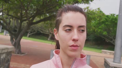 mujer caucásica mirando lejos en el parque