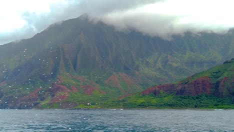 hd 120fps hawaii kauai boating on the ocean floating right to left with mountain and green cloudy valley with a lot of boat spray