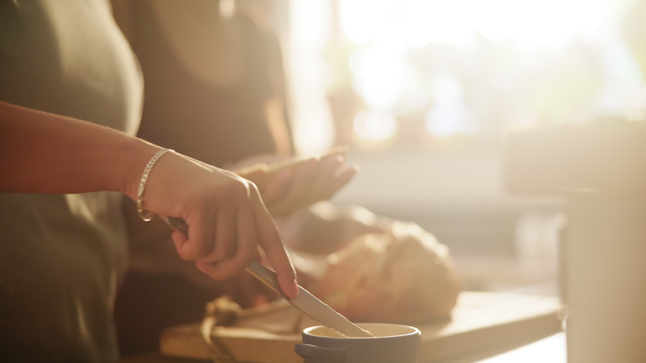 한 조각 을 나누는 여자 들