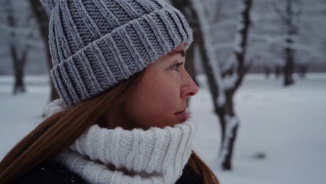 mujer en un parque en invierno