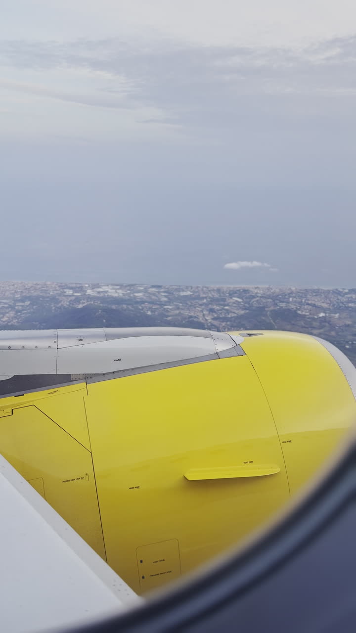 vista desde una ventana de avión del cielo con el ala del avión en el tiro en vertical