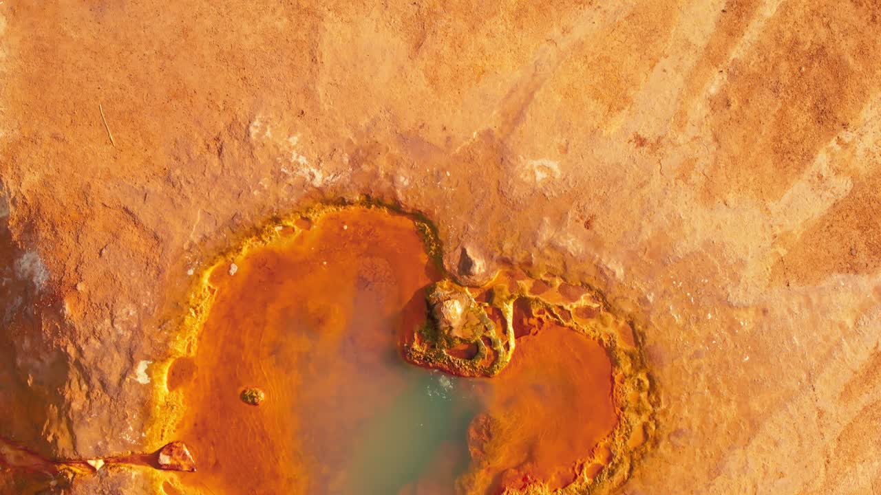 наверху вниз panoramic view природные минеральные горячие источники в горах джермук на открытом воздухе. скрытые драгоценные камни осмотр достопримечательностей армении.