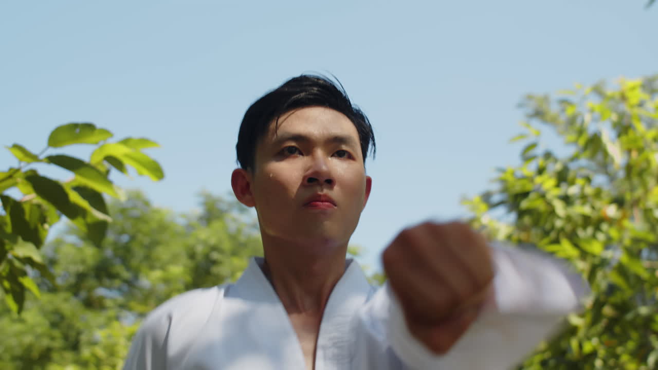 V1-0019_2023.12.14 DI Trung Crossmedia People practising taekwondo00000000.mov