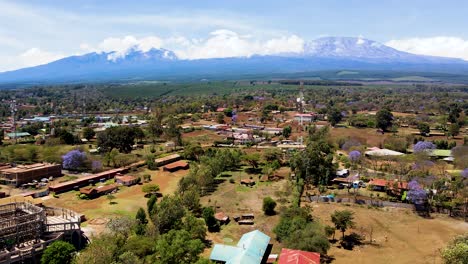 pueblo rural de kenya con el kilimanjaro en el fondo