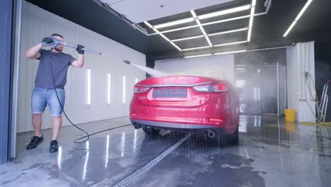 lavado de automóviles limpieza con espuma y agua a alta presión. coche rojo