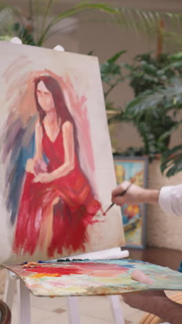 las manos del artista producen el retrato de la mujer. el pintor profesional describe hábilmente cada característica y crea una obra de arte que resuena con destreza artística.