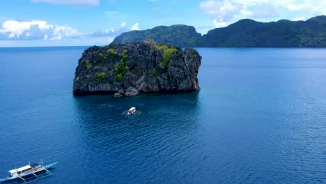 Breite-Luftaufnahme-Des-Tauchbootes-Am-Tauchplatz-North-Rock,-El-Nido,-Palawan,-Philippinen