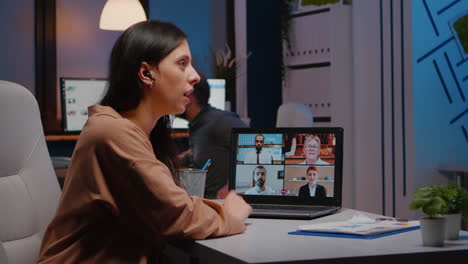 gerente sobrecargado de trabajo trabajando en la oficina de negocios de inicio discutiendo con el trabajo en equipo virtual