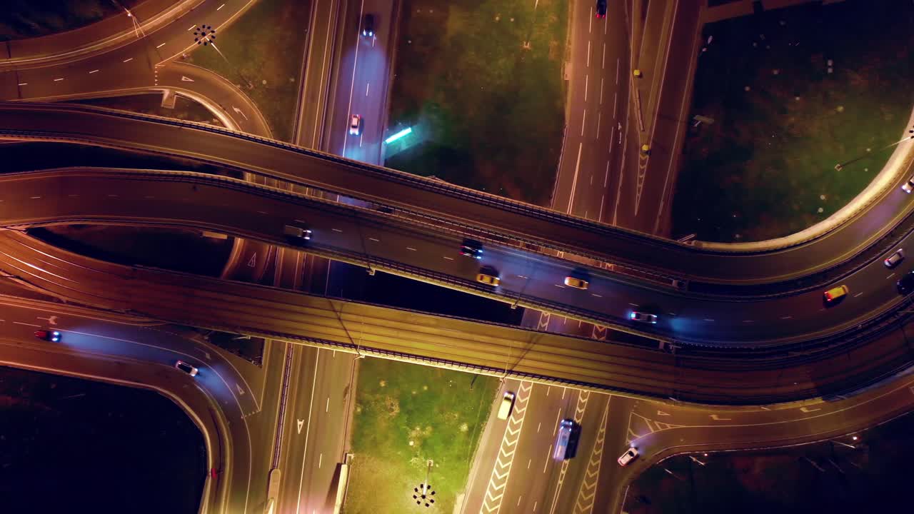 야간 모스크바의 고속도로 교차로 교통 트레일의 야간 공중 뷰