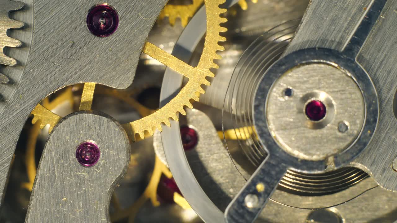 mecanismo de reloj macro loop. viejo mecanismo de reloj vintage funcionando, primer plano con enfoque suave. primer plano de un mecanismo de reloje interno. movimiento de engranajes de relojes vintage macro
