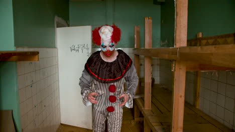 beängstigender clown in einem verlassenen haus