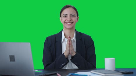 mujer de negocios india feliz haciendo namaste pantalla verde