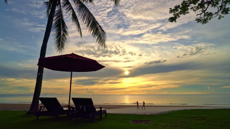 Sombrilla-Con-Silla-Con-Fondo-De-Playa-Y-Amanecer-En-La-Mañana---Concepto-De-Vacaciones-Y-Vacaciones