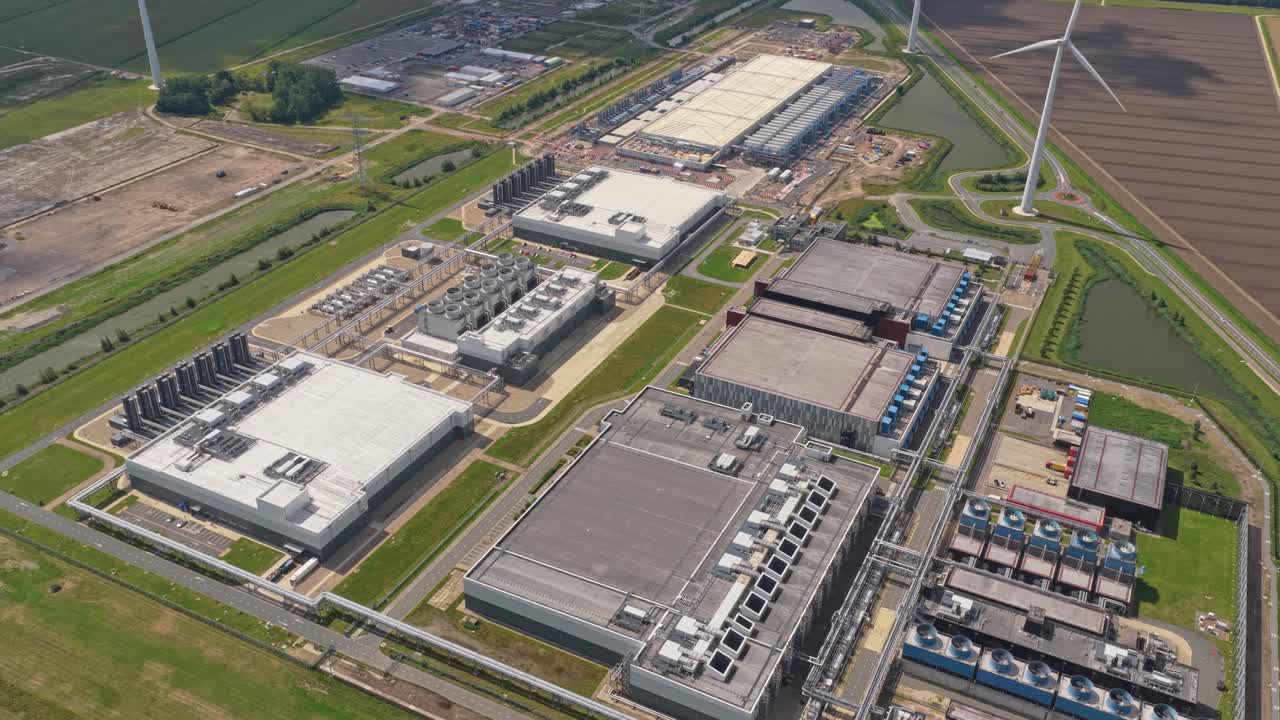 Dronebillede af datacenter med køletårne, udendørs cloud computing-knudepunkt
