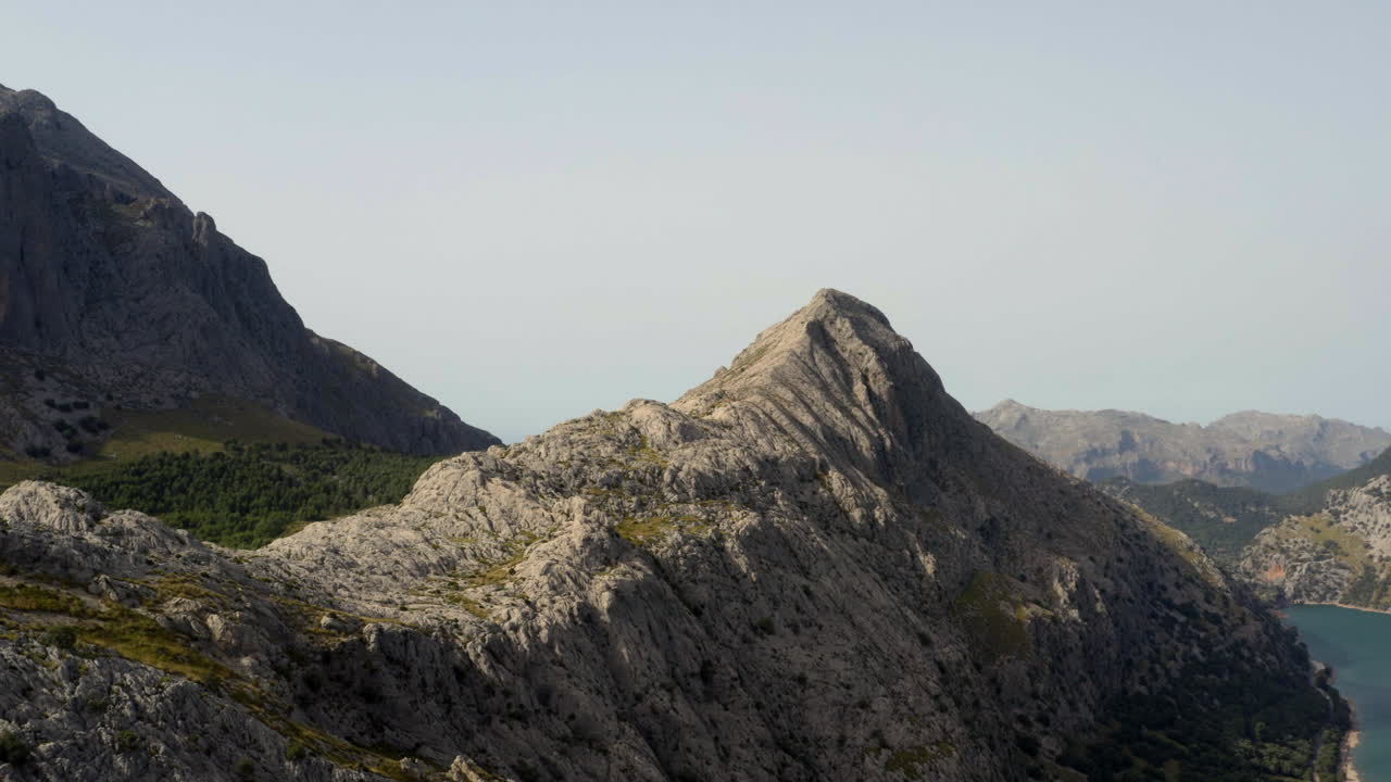 cumbre de la cordillera rocosa por encima del depósito de agua gorg blau, mallorca