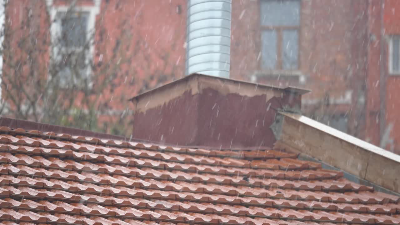 día lluvioso en un techo