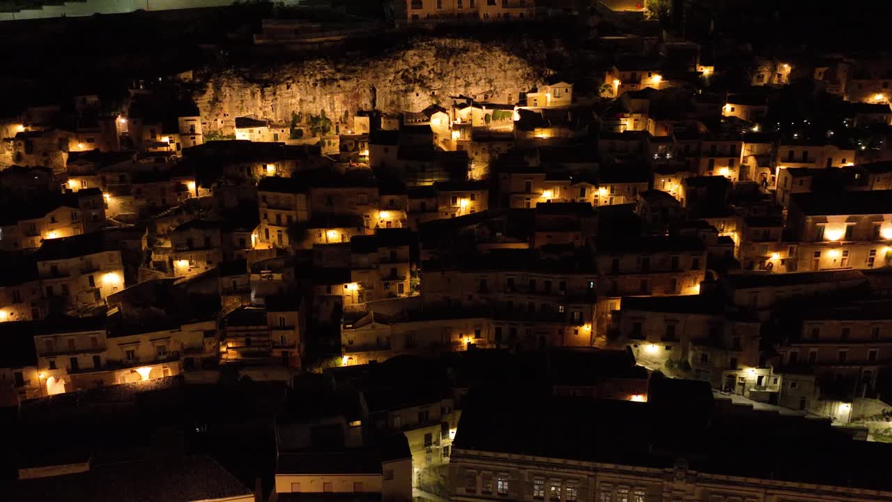 모디카 알타  ⁇  디 노토 (modica alta val di noto) 의 공중 뷰 시칠리아의 오래된 바로크 도시 고대 동굴 주택 남부 이탈리아 밤