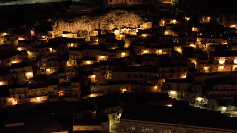 vista aérea de modica alta val di noto sicilia antigua ciudad barroca antiguas casas de cueva sur de italia por la noche