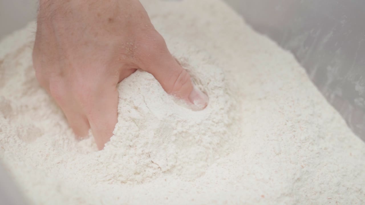 품질 검사를 위해 밀가루를 가져가는 가까운 손