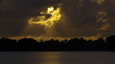 el sol dorado fluye desde el agujero en las nubes hacia el agua en el sur de florida temprano en la mañana