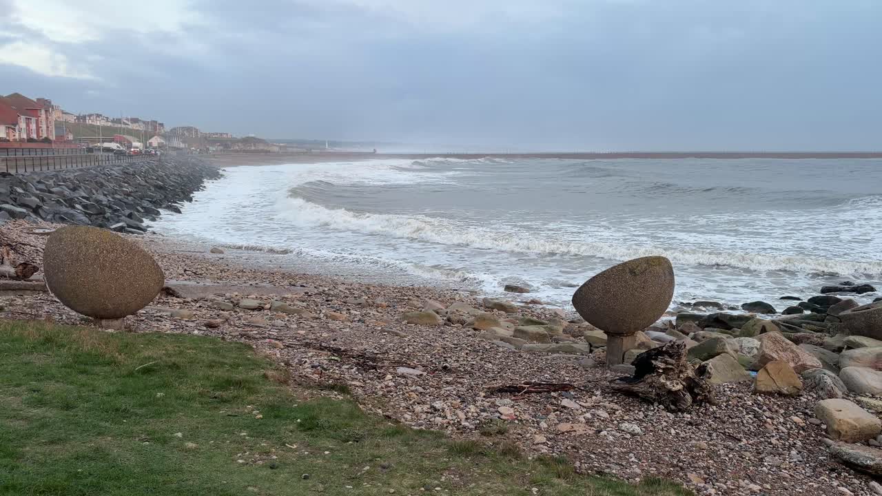 Tidig morgon, Roker Beach, Sunderland, stora vågor som slår in mot stränderna, nordöstra England, Storbritannien, brittisk kustlinje, stad