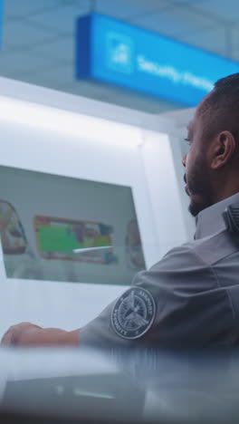 oficial de seguridad del aeropuerto en el trabajo