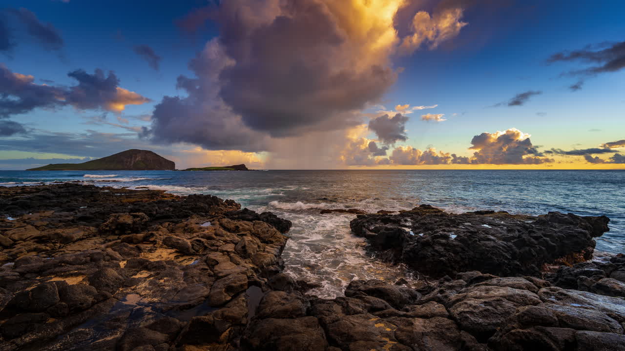 hermoso amanecer filmado en la playa de makapu'u con la isla de los conejos al fondo