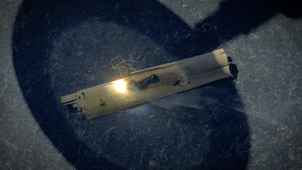 루페, 돋보기로 나무 조각 태우기