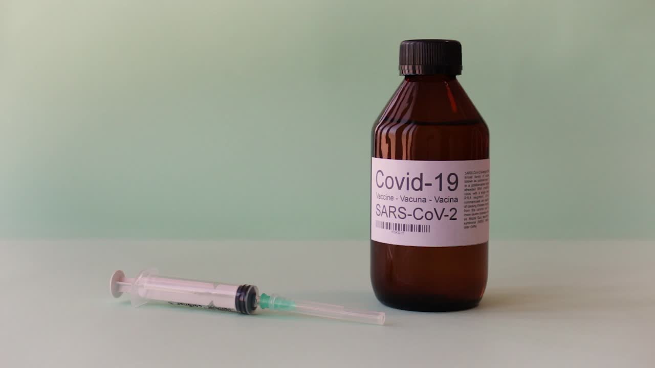 코로나바이러스 백신 치료법을 떨어뜨리는 흰 장갑을 낀 손