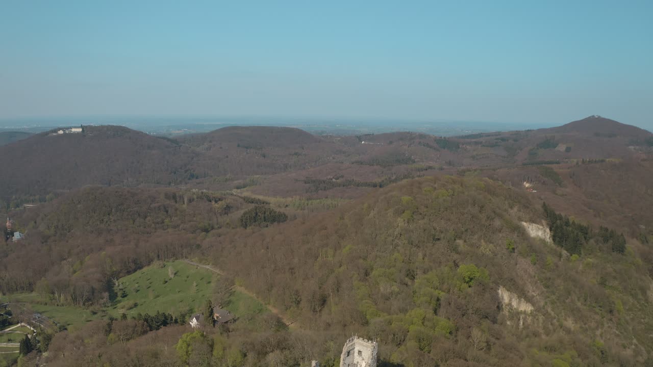 drone - toma aérea de los drachenfels con el castillo drachenburg siebengebirge cerca de bonn - königswinter