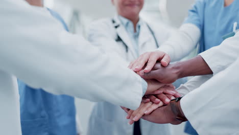 médicos, enfermeras y manos juntas para el trabajo en equipo