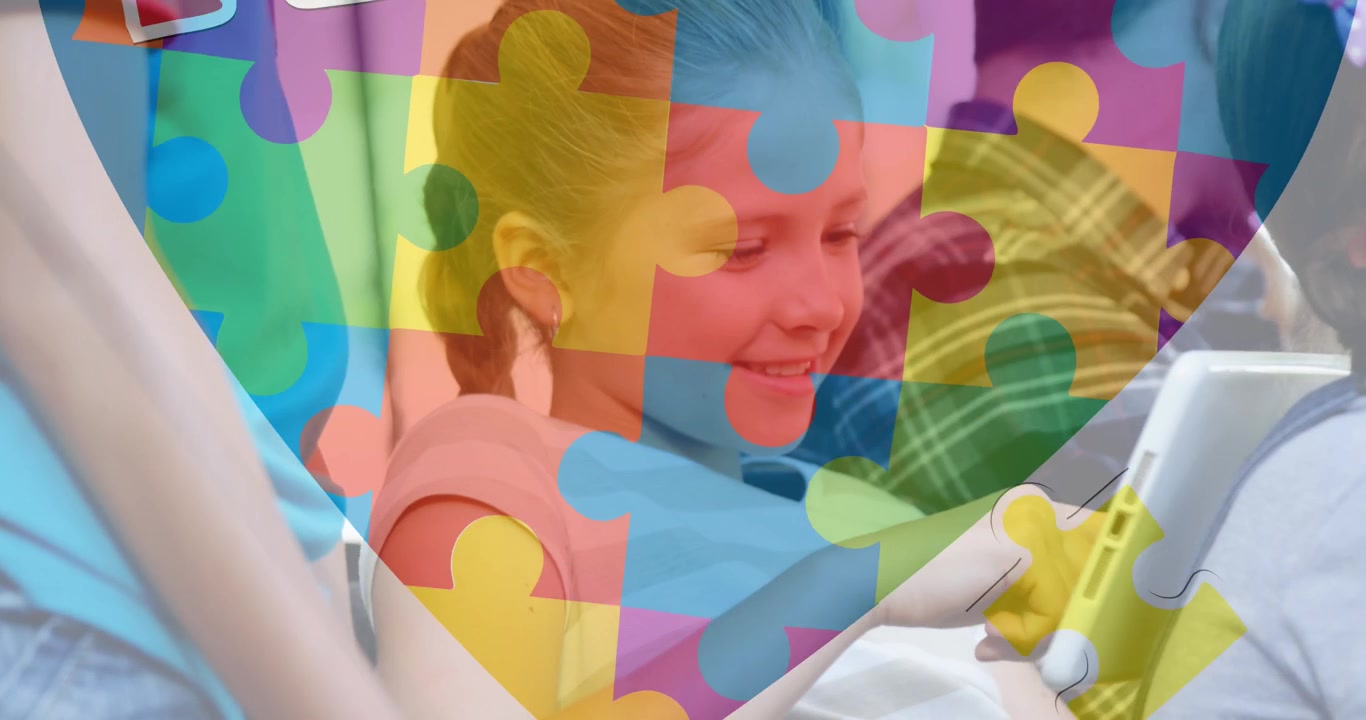 Animazione di pezzi di puzzle su diversi scolari che usano un tablet.