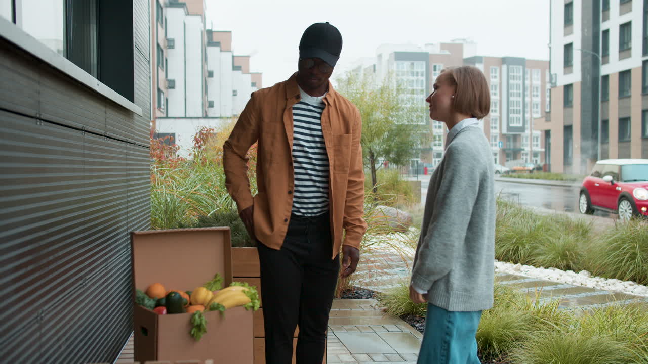 채소 상자를 배달하는 택배