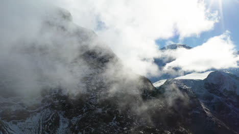 imágenes cinematográficas de drones de los alpes suizos nublados en suiza con nieve en los picos