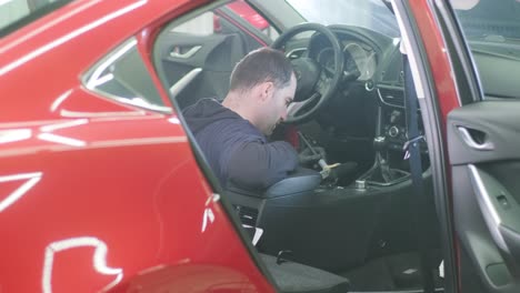 limpieza profesional de automóviles. lavado de sars. detalles interiores. limpieza en seco y detalles del interior de un automóvil. limpeza profunda de asientos. limpeza de espuma en el lavado de automóviles; limpieza del panel del automóvil del polvo. una aspiradora