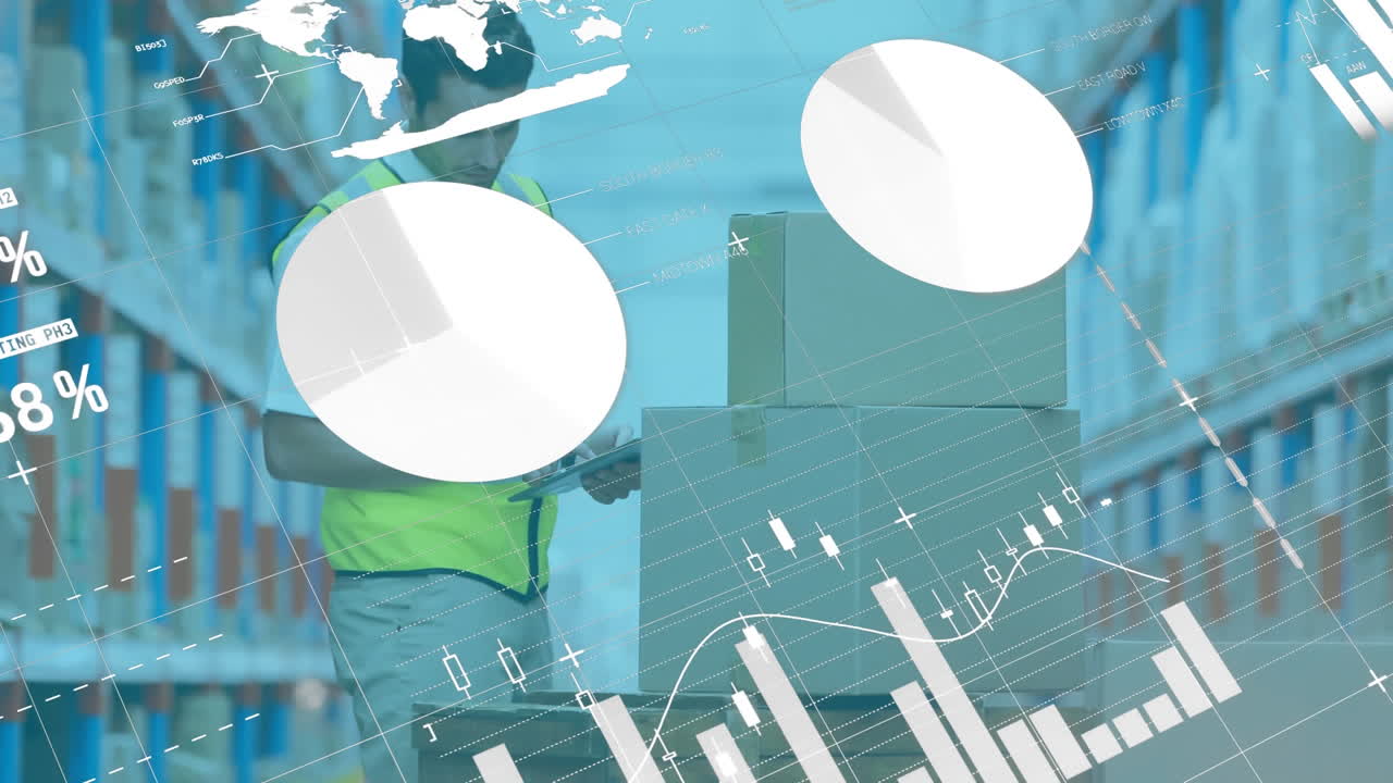 procesamiento de datos estadísticos contra el supervisor masculino con tableta digital comprobación de existencias en el almacén